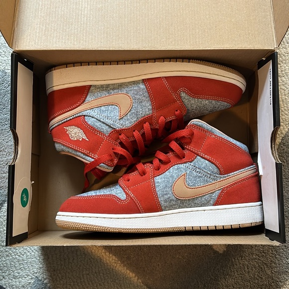 Air Jordan 1 Mid SE (GS) - Picture 9 of 9